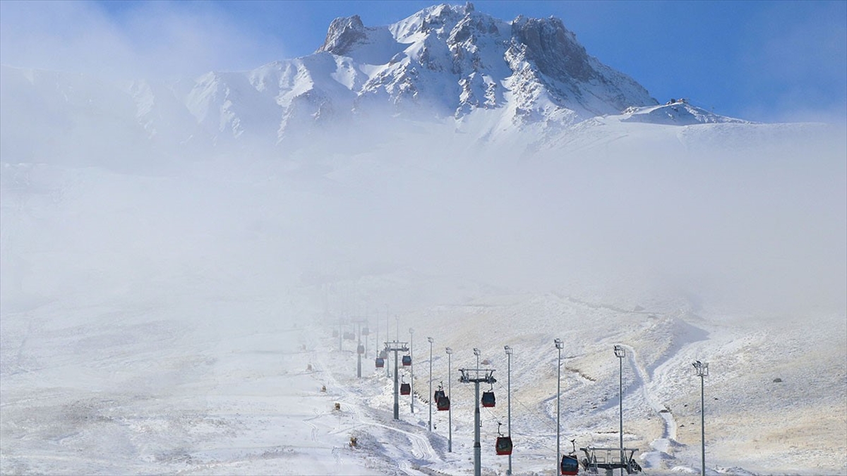 Erciyes Kayak Merkezi’nde kar kalınlığı 20 santimetreye ulaştı