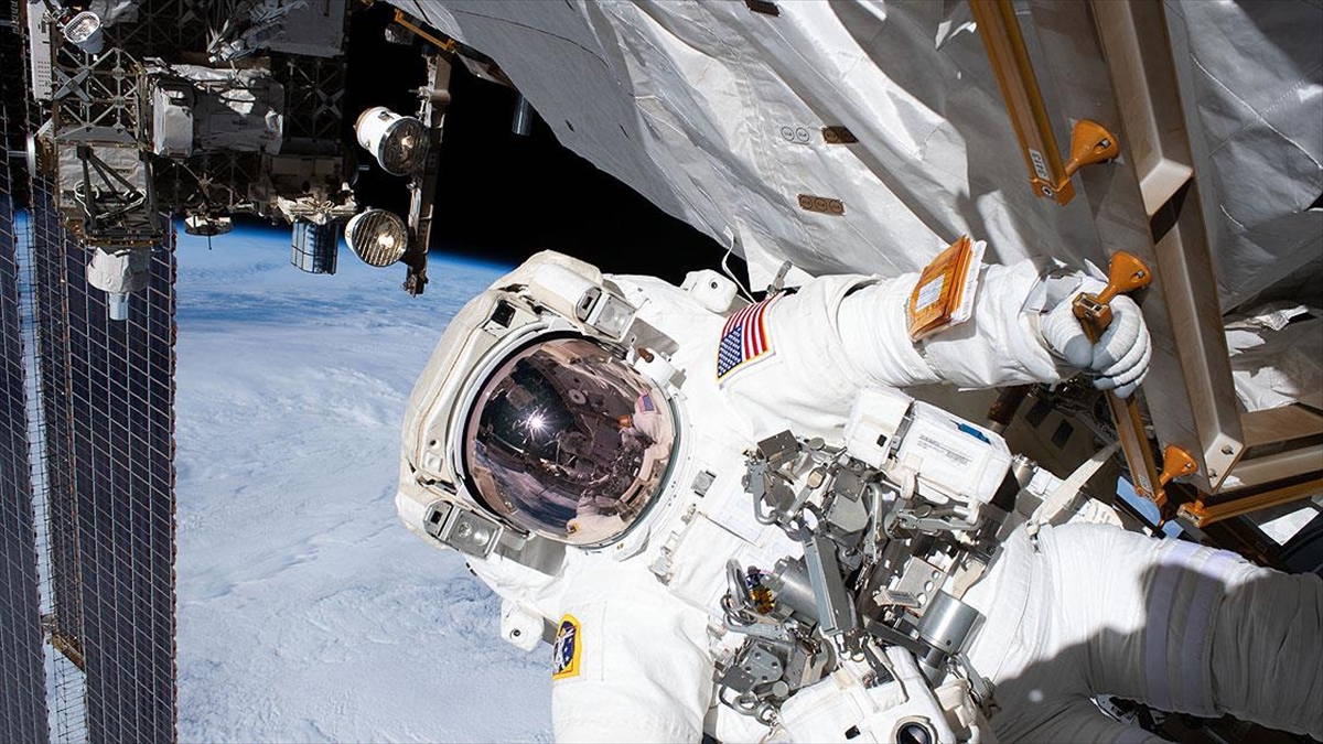 Uluslararası Uzay İstasyonu’ndaki astronotlar uzay yürüyüşüne çıktı