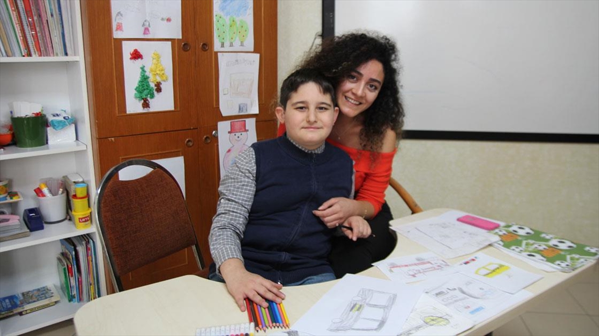 Otizmli Berat sesini resimlerle duyuruyor
