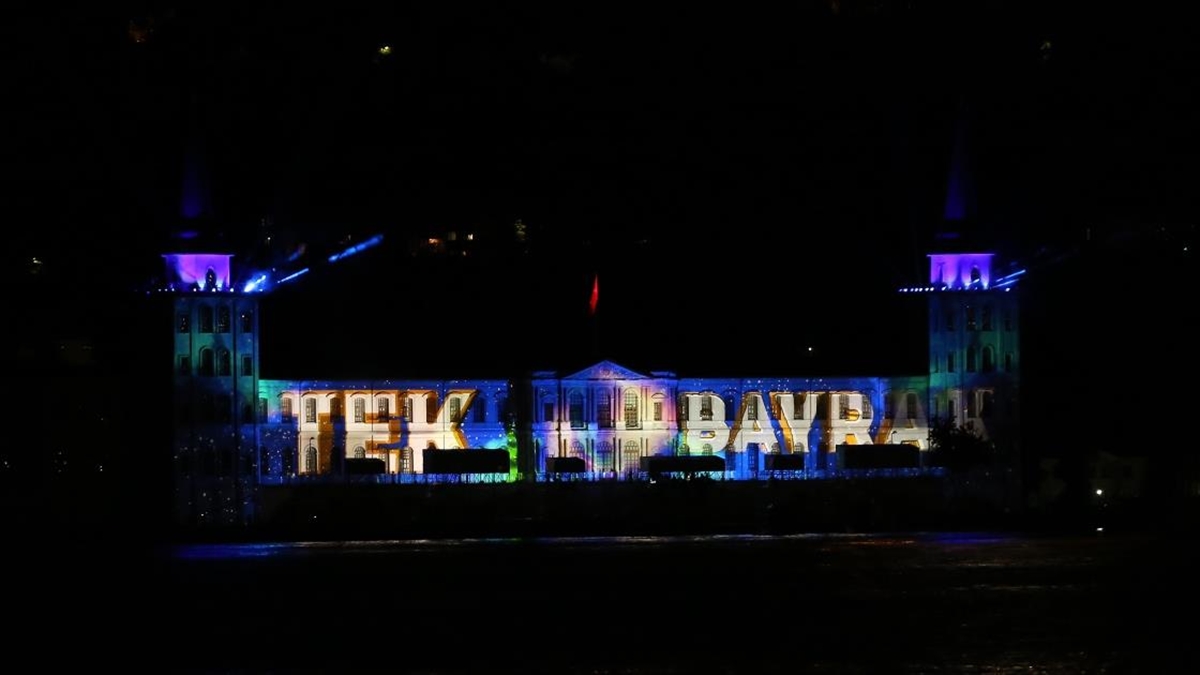 15 Temmuz’da yaşananlar, video haritalama yöntemiyle Kuleli’nin duvarlarına yansıtıldı