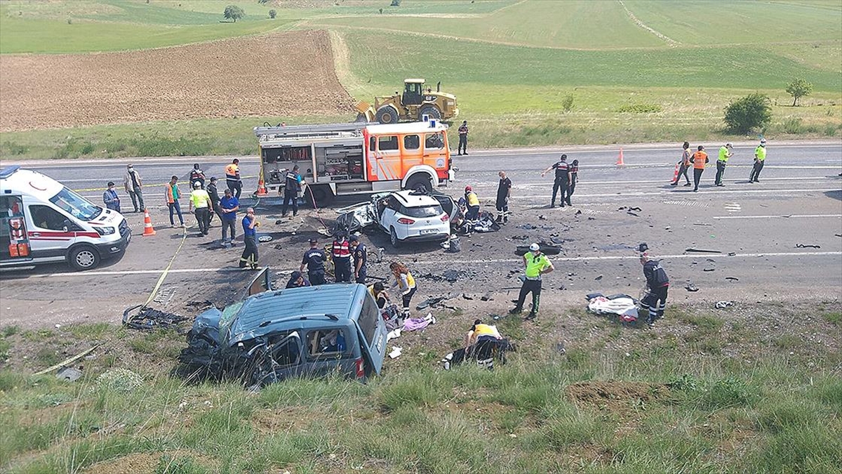 Sivas’ta hafif ticari araç ile otomobil çarpıştı: 9 ölü