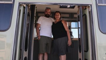 Sürekli iş seyahatine çıkan çift konaklama sorununu eve dönüştürdükleri otobüsle çözdü