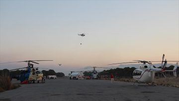 Hava araçları yangınları söndürmek için sabahın ilk ışıklarıyla havalanıp gün batımında piste dönüyor
