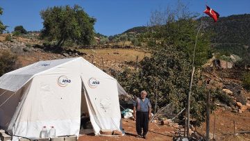 Adana’daki orman yangınında evleri ve kızlarının çeyizi zarar gören aile üzüntü yaşıyor