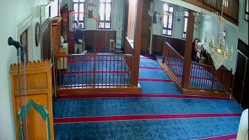 Namaz kılma bahanesiyle gittiği camide imamın sarık ve cübbesini çaldı