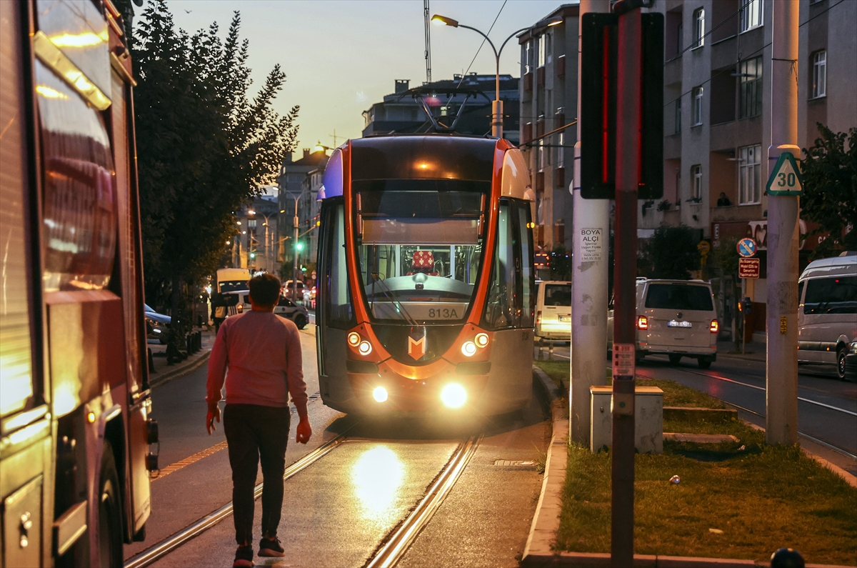 İstanbul Güngören’de servis aracı tramvay yoluna devrildi