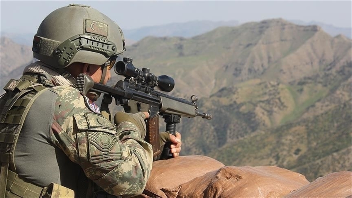 Pençe Kaplan bölgesinde 2 PKK’lı terörist etkisiz hale getirildi