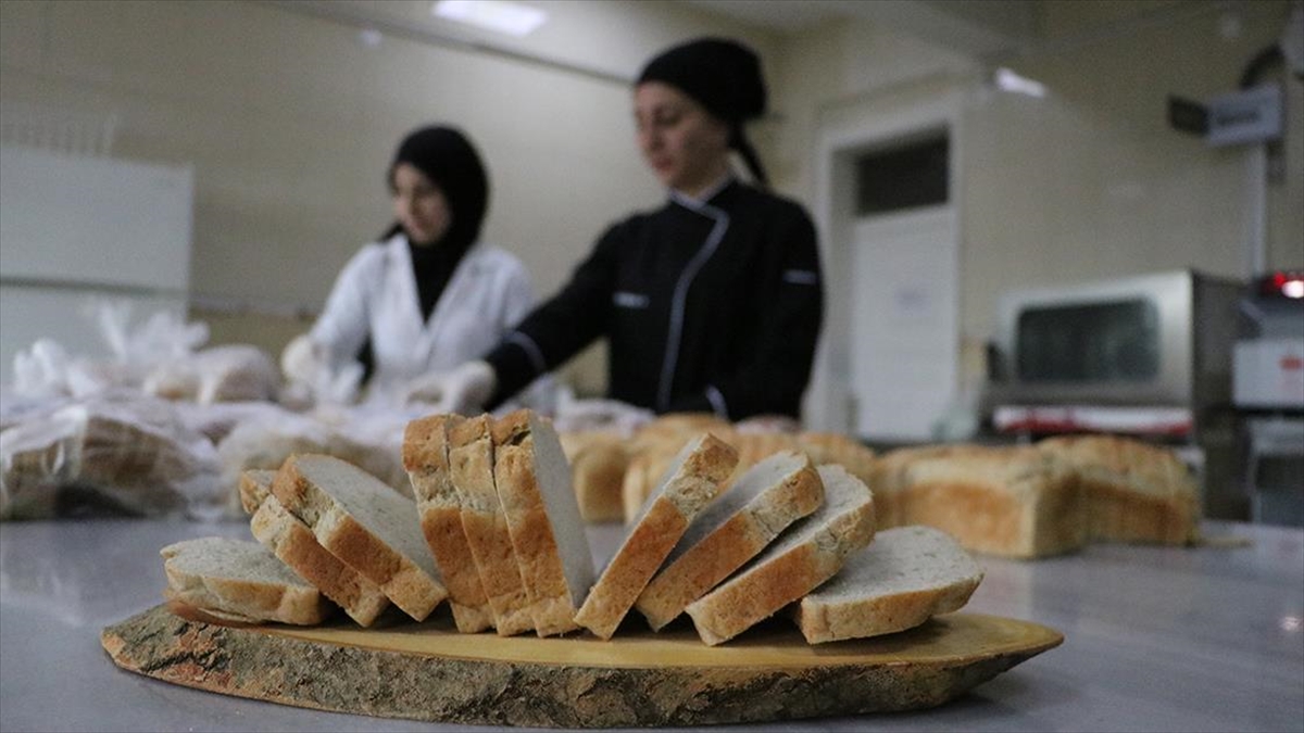 Diyarbakır’da kurulan “glütensiz mutfak”ta çölyak hastası öğrencilere ekmek üretiliyor￼