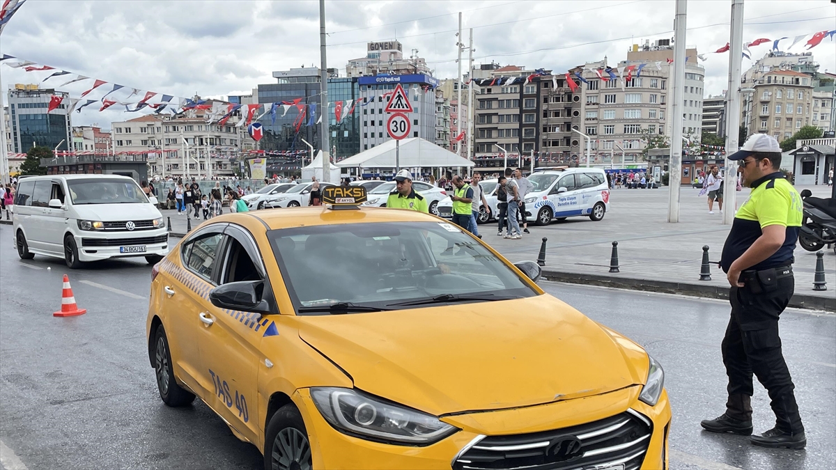 İstanbul’da yolcu seçen taksicilerin sivil polisle diyaloğu kamerada￼