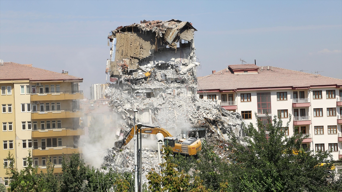 Malatya’da depremde ağır hasar alan binaların yıkımı sürüyor￼