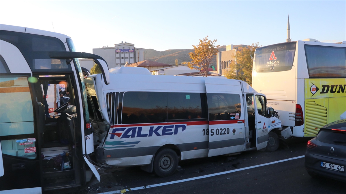 Çankırı’da işçileri taşıyan 3 otobüsle bir minibüsün karıştığı zincirleme kazada 36 kişi yaralandı