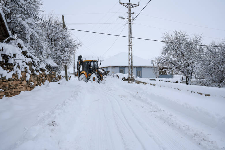 Antalya Büyükşehir karla kaplı yolları açıyor