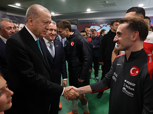 Cumhurbaşkanı Erdoğan, A Millî Futbol Takımı oyuncularını ve teknik heyetini tebrik etti