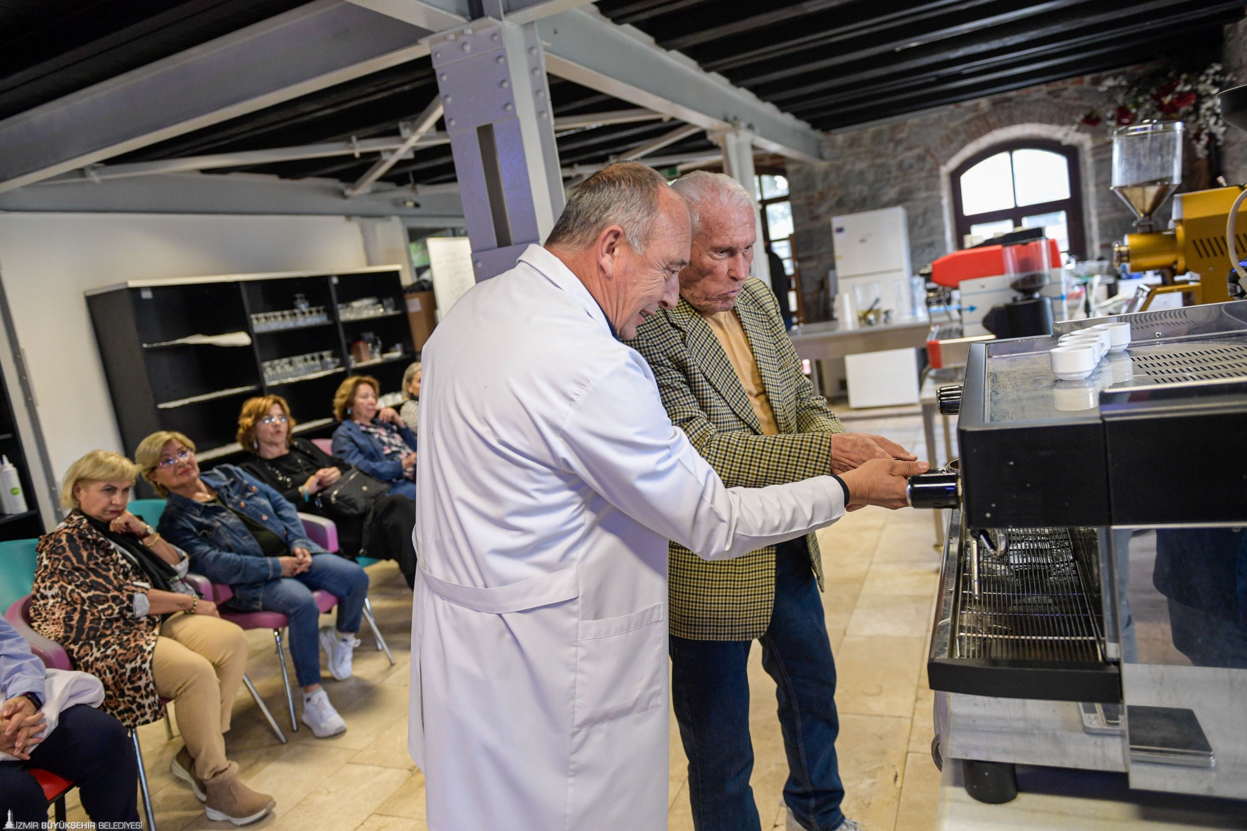 Torunlara kahve sözü: İleri yaş baristalar iş başında