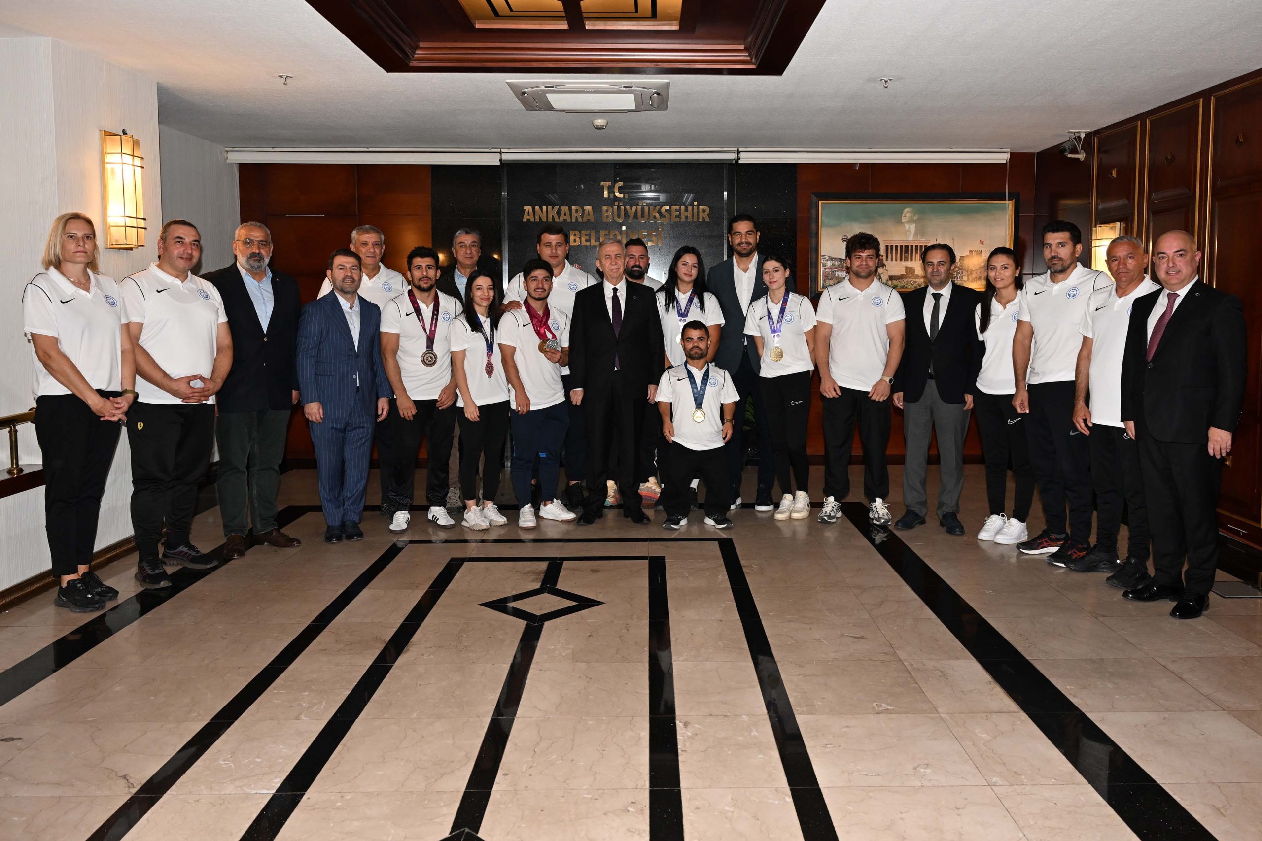 Mansur Yavaş, ASKİ Spor’un Şampiyon Sporcularını Ağırladı