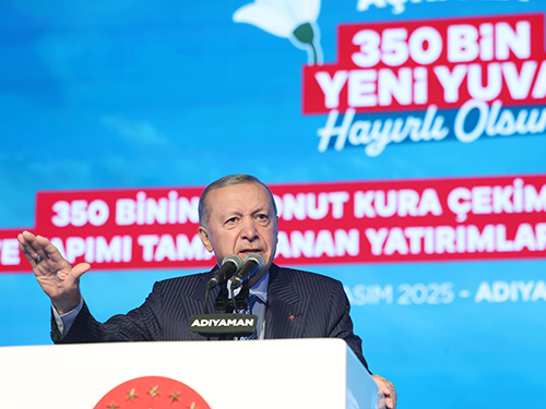 “11 ilimizde yapımını tamamladığımız 350 bininci yuvamızın anahtarlarını teslim etmenin gururunu yaşıyoruz”