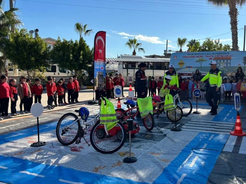 Antalya İl Jandarma Komutanlığı Tarafından Öğrencilere Trafik Eğitimi Düzenlendi