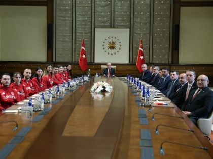 Cumhurbaşkanı Erdoğan, çeşitli branşlarda madalya kazanan sporcuları kabul etti