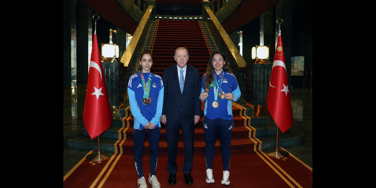 Cumhurbaşkanı Erdoğan, millî tekvandocu Sude Yaren ve Sıla Irmak Uzunçavdar’ı kabul etti