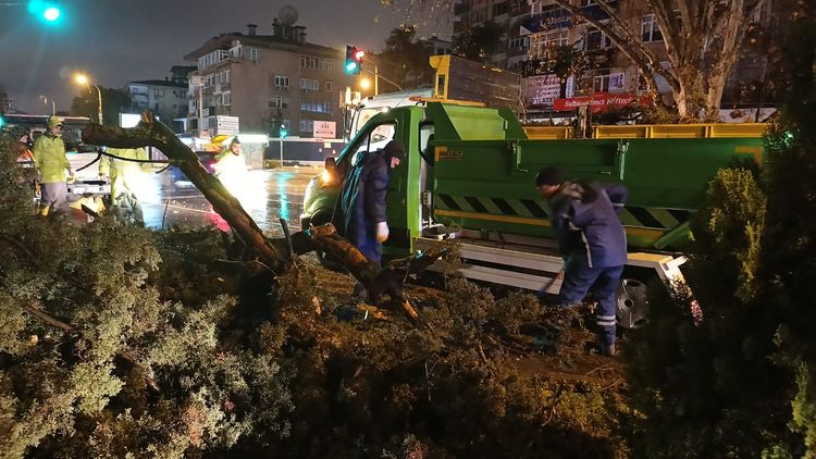 İBB Ekipleri Fırtına Ve Sağanak Yağışta Sahadaydı