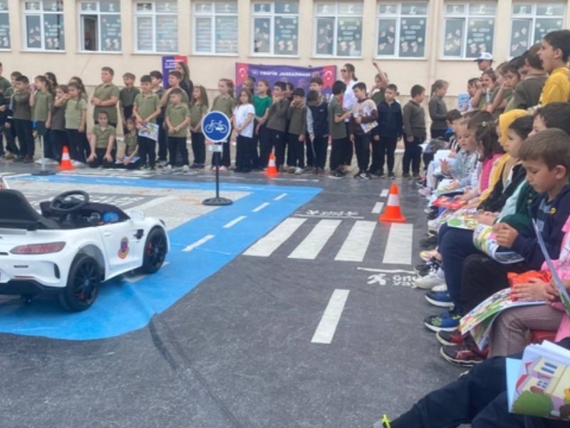 Kırklareli’nde Öğrenciler Jandarmanın Mobil Trafik Eğitim Aracında Bilgilendirildi