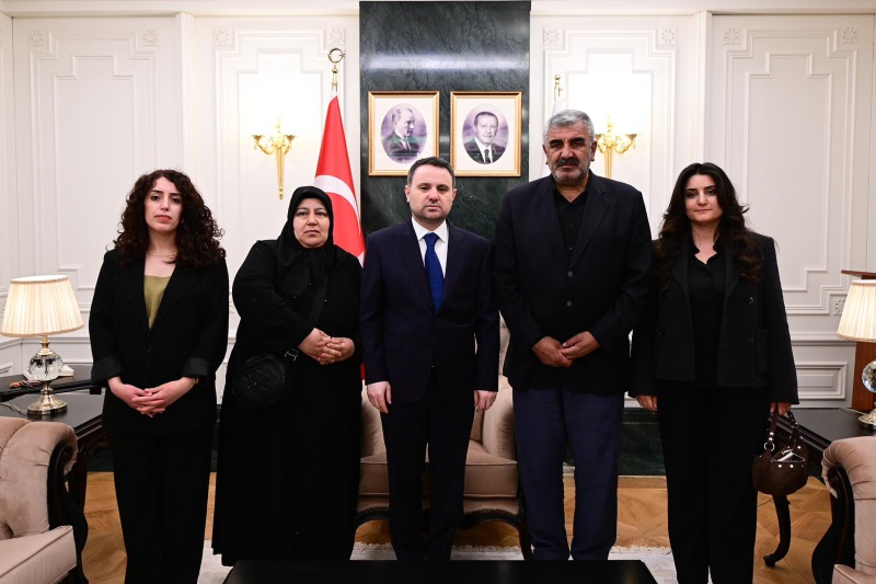 Adalet Bakanı Gürlek Rojin Kabaiş’in Ailesi Ve Avukatları İle Bir Araya Geldi