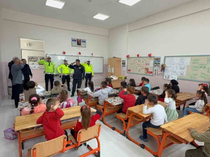 Yozgat’ta Polis Selamı Veren Minikler Kalpleri Isıttı