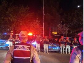 “Şanlıurfa ve Bursa’da Uyuşturucu Madde Satıcılarına Yönelik Jandarma Tarafından Düzenlenen Operasyonlarda 135 Şüpheli Yakalandı.”