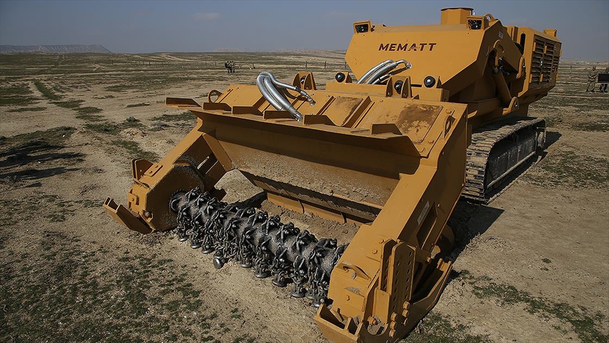 Azerbaycan’a 5 Mekanik Mayın Temizleme Teçhizatı teslim edildi