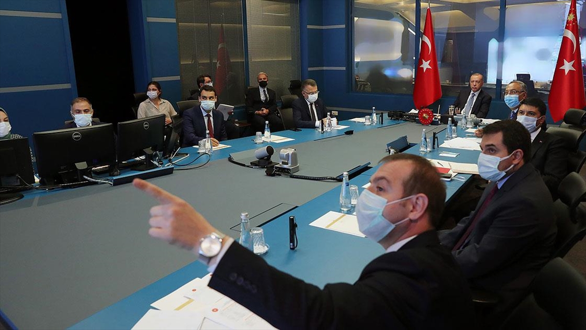 Cumhurbaşkanı Erdoğan, Devlet Bilgi Koordinasyon Merkezi’nde orman yangınlarıyla ilgili toplantıya başkanlık etti