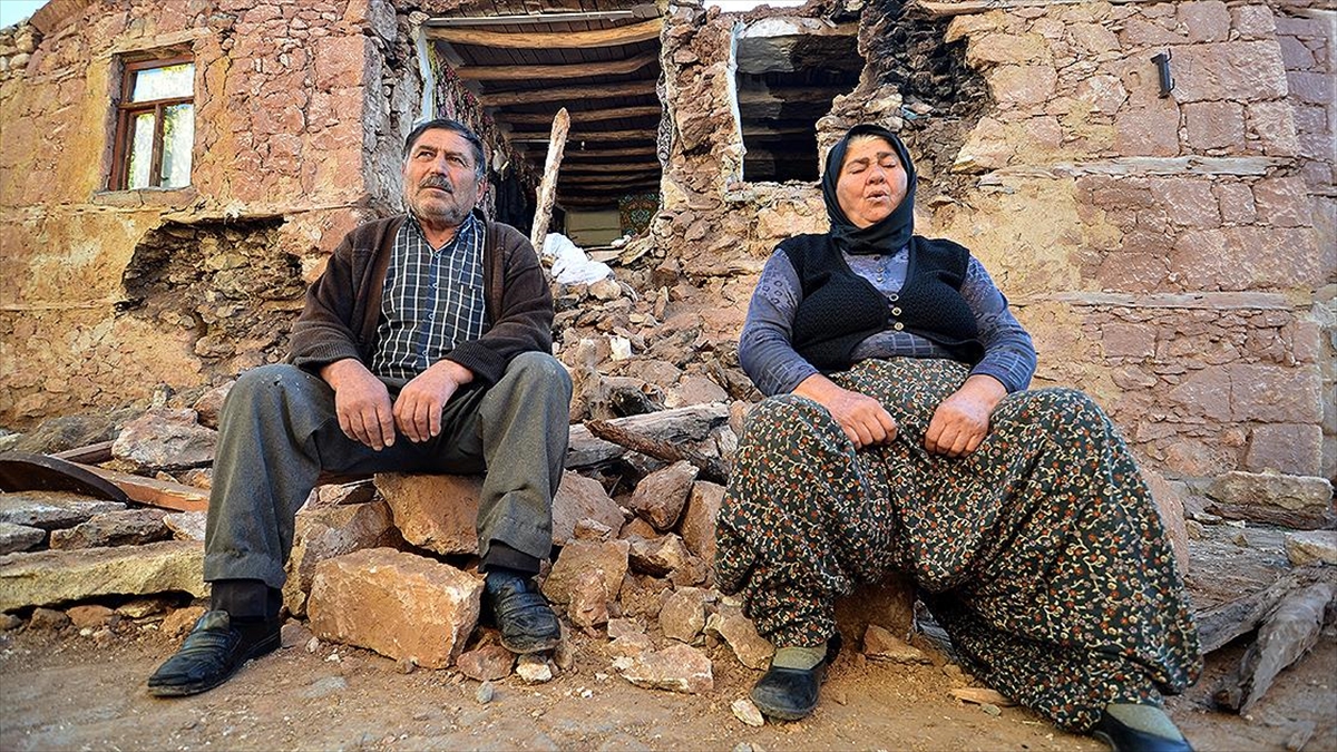 Konya’daki depremde evi hasar gören aile yaşadıklarını anlattı