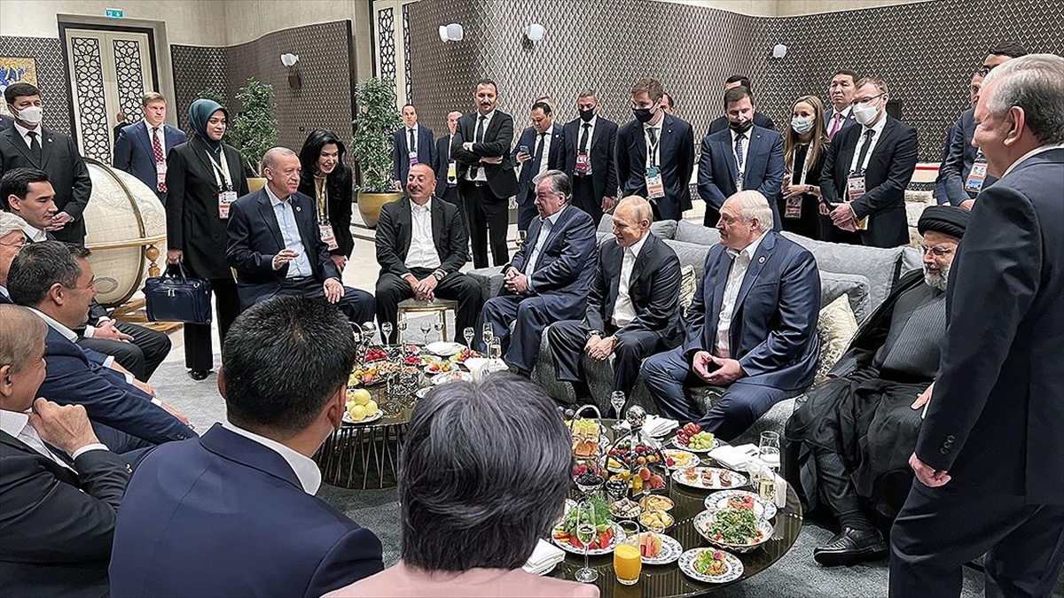 Cumhurbaşkanı Erdoğan, “Ebedi Şehir”de ŞİÖ Zirvesi’ne katılan liderlerle sohbet etti