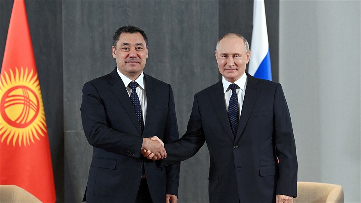 Kırgızistan Cumhurbaşkanı Caparov, Rusya Devlet Başkanı Putin ile görüştü