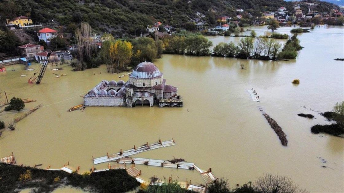 Arnavutluk’taki sel felaketinde, restorasyondaki Kurşunlu Camisi de sular altında kaldı￼