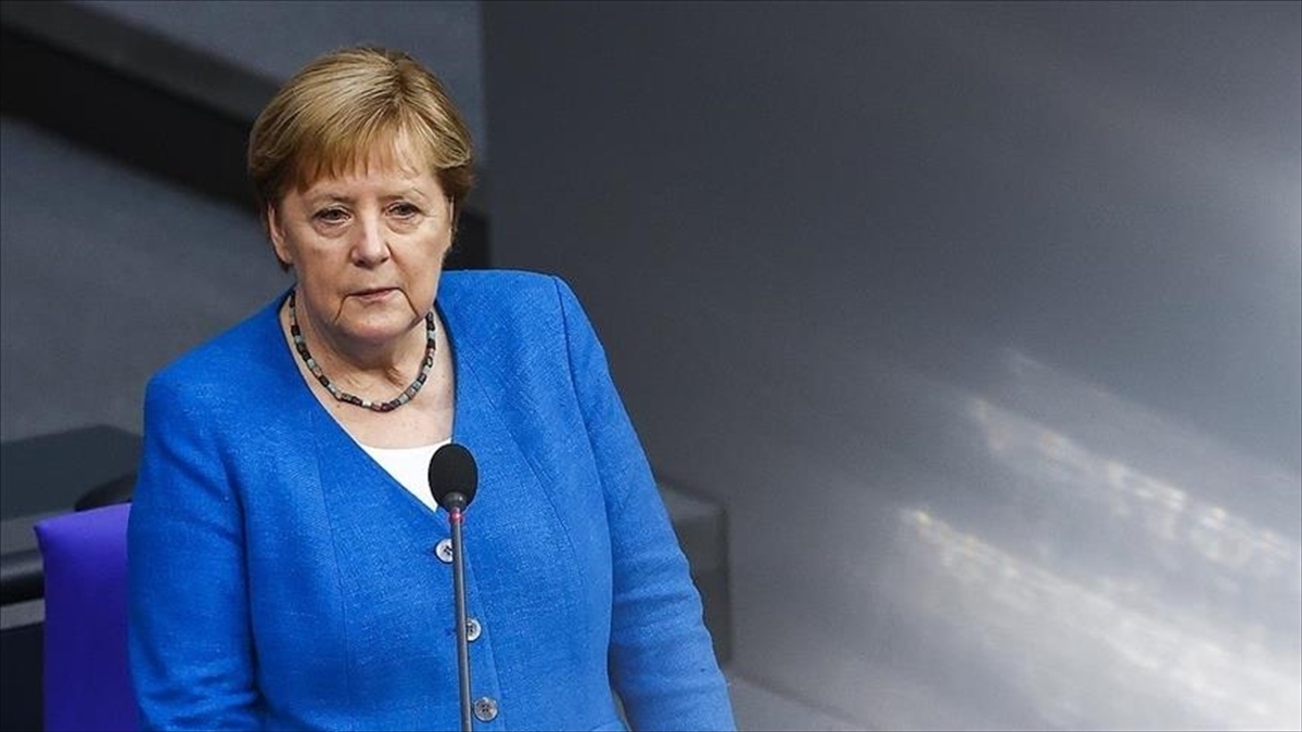 Angela Merkel, Almanya Silahlı Kuvvetleri’ni daha iyi silahlarla donatmadığı konusunda öz eleştiride bulundu￼