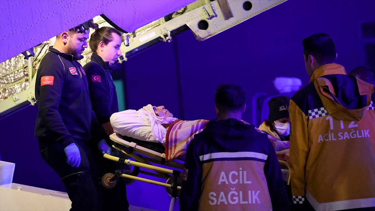 Deprem bölgelerinden İstanbul’a getirilen 1165 yaralının tedavisi sürüyor￼