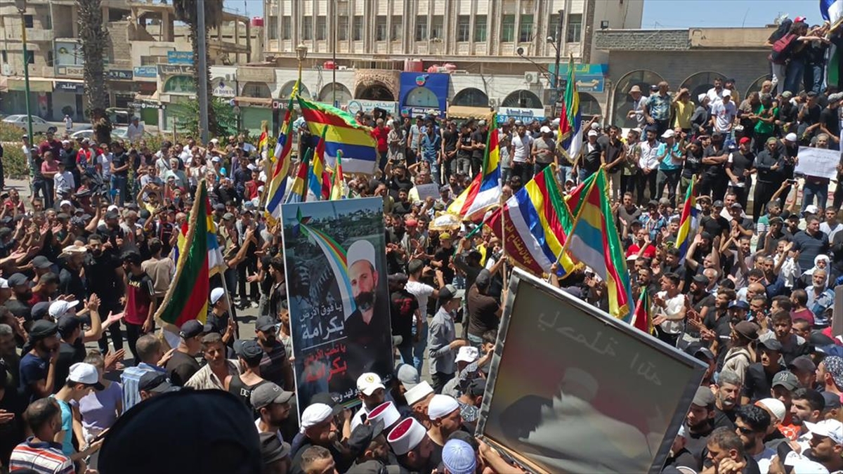 Suriye’nin Suveyda ilinde Şam yönetimi karşıtı gösteriler iki haftadır sürüyor￼