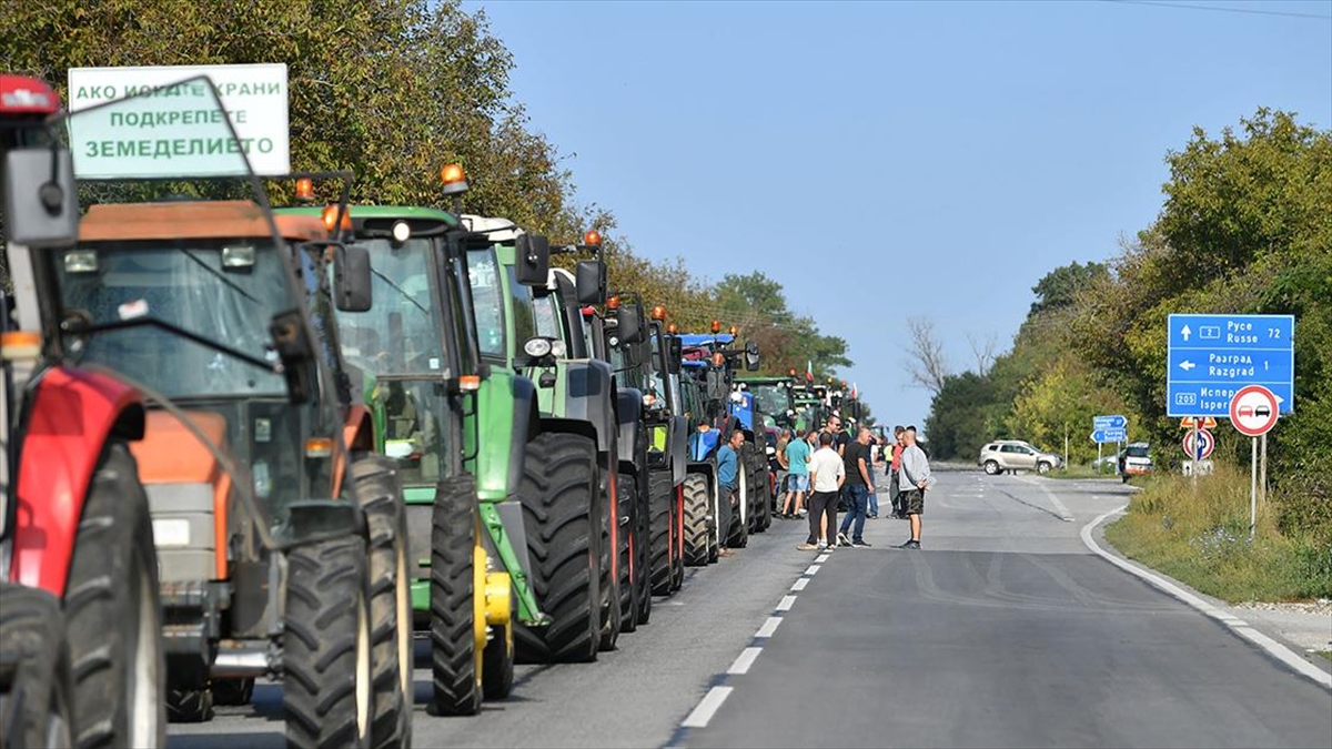 Bulgaristan’da çiftçiler, Ukrayna’dan tahıl ithalatı yasağının kaldırılmasını protesto etti￼