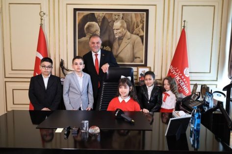 Aslan, Koltuğu 4. Sınıf Öğrencisi Zeynep Mira Örs’e Devretti