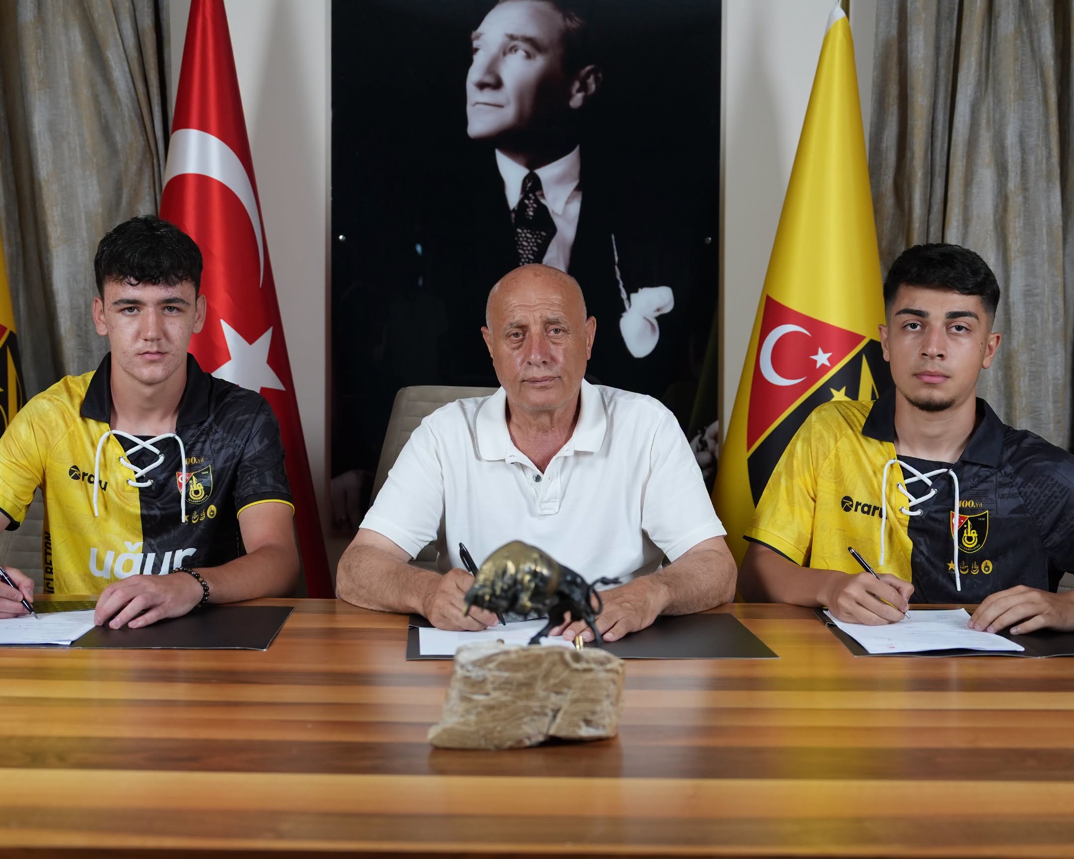 İstanbulspor, İki Genç Futbolcusuyla Profesyonel Sözleşme İmzaladı