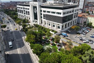 Bağcılar Belediyesi Binasının Bahçesi Sosyal Alan Olarak Değerlendiriliyor